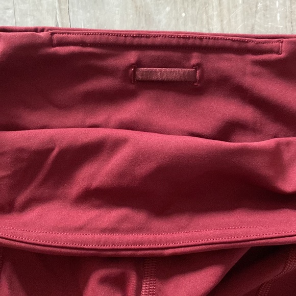 Women’s size 6 capri lululemon burgundy with side pockets - Picture 5 of 6